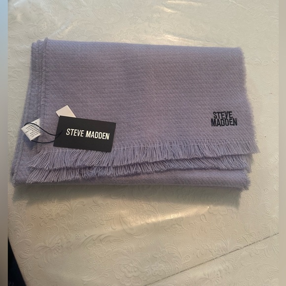 Scarve - Picture 2 of 2